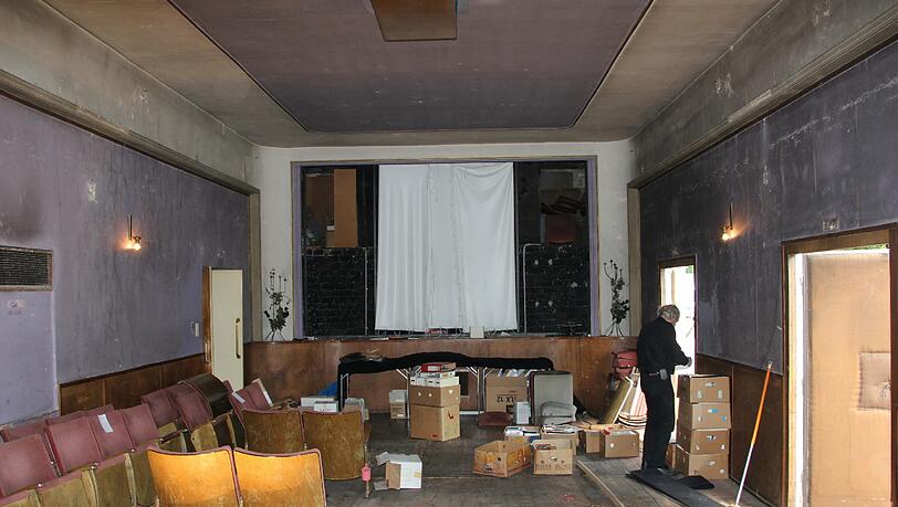 Abbau im Maxim-Kino: Die Leinwand ist abgehängt, der alte Dielenboden liegt frei. Siegfried Daiber sortiert Gedrucktes in Kartons.