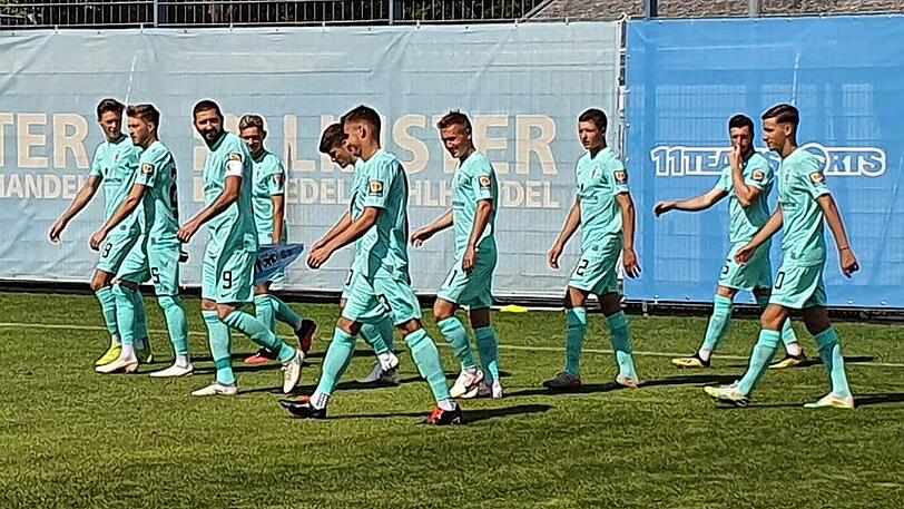 Die Löwen-Spieler unmittelbar vor dem Anstoß des Testspiels gegen Bayreuth.