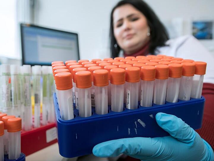 Denise Nestler, Medizinisch-technische Assistentin im Diagnosticum-Labor in Plauen, sortiert Röhrchen mit Rachenabstrichen, die auf den Coronavirus untersucht werden.