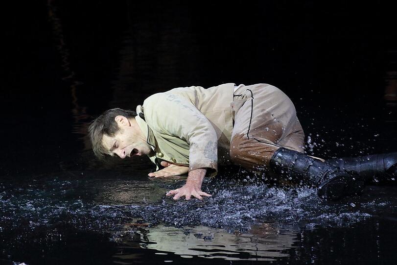 Wozzeck im Wasser: Simon Keenlyside in Andreas Kriegenburgs Inszenierung von Alban Bergs Oper im Nationaltheater.
