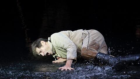 Wozzeck im Wasser: Simon Keenlyside in Andreas Kriegenburgs Inszenierung von Alban Bergs Oper im Nationaltheater.