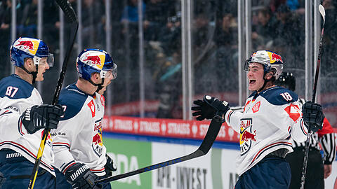 Münchner Jubel in der Schweiz: Der EHC hat das Tor zum Viertelfinale weit aufgestoßen.