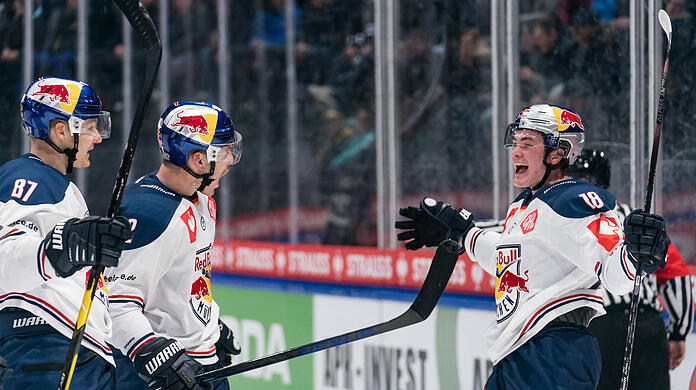 Münchner Jubel in der Schweiz: Der EHC hat das Tor zum Viertelfinale weit aufgestoßen.