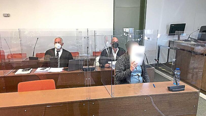 Von rechts: der Beschuldigte Can T. (Name geändert) und seine beiden Verteidiger Claus Pinkernell und Roland Autenrieth.