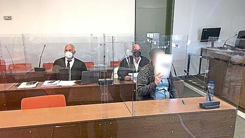 Von rechts: der Beschuldigte Can T. (Name geändert) und seine beiden Verteidiger Claus Pinkernell und Roland Autenrieth.