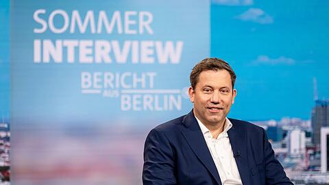 Klingbeil k&uuml;ndigt ab 2028 einen sch&auml;rferen Sparkurs an.