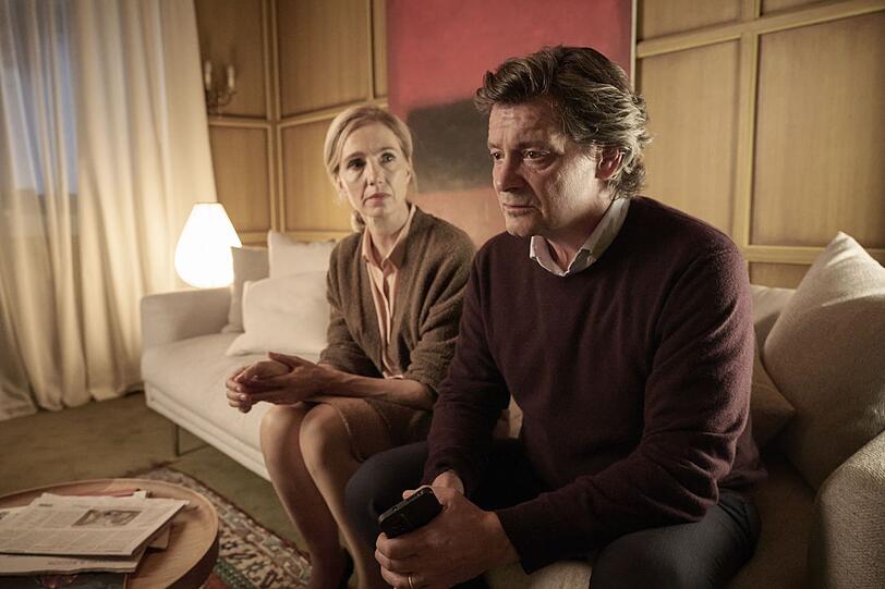Das wohlhabende Ehepaar Katja (Ursina Lardi) und Mann Karl Dellmann (Fritz Karl) steht unter Druck.