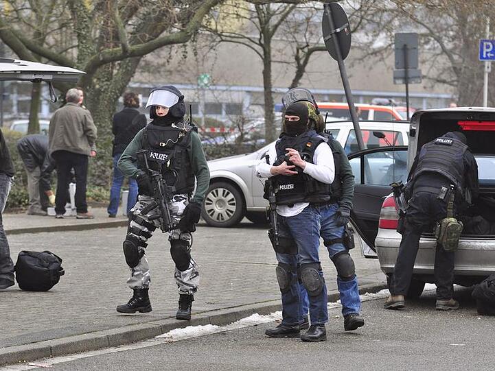 Spezialkräfte vor der Berufsschule in Ludwigshafen