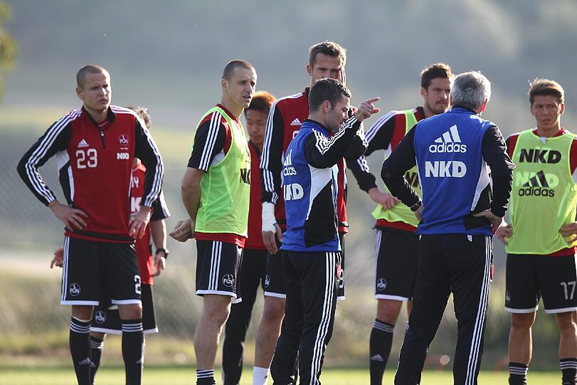 Spieler und Trainer auf dem Trainingsplatz.