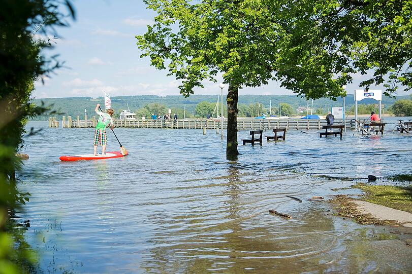 Fanatic-Teamfahrer Fabian Weber erkundet das Hochwasser in Diessen am Ammersee per Stand Up Paddeling