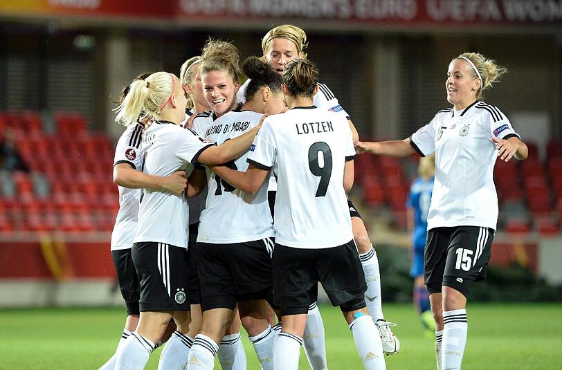 Das Team von Silvia Neid feiert ein Tor von Celia Okoyino da Mbabi beim 3:0 Erfolg über Island.