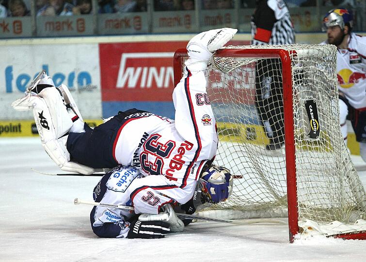 Ausgehebelt: EHC-Keeper Mika Noronen beim 2:3 in Iserlohn.