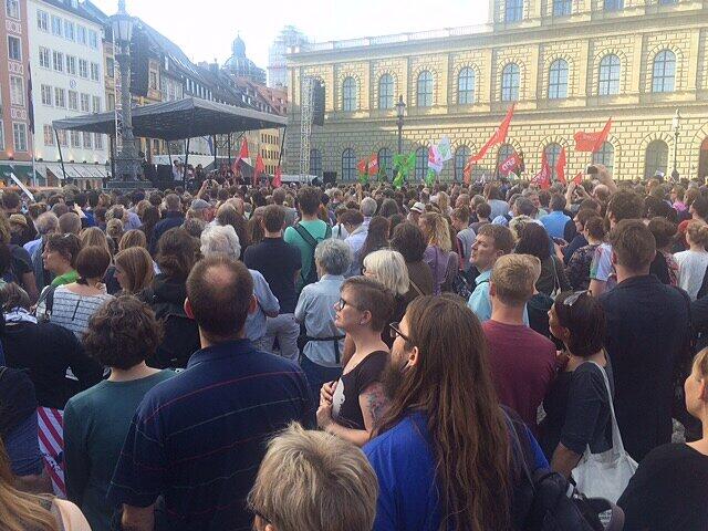 Tausende demonstrieren gegen die Asylpolitik der Staatsregierung.