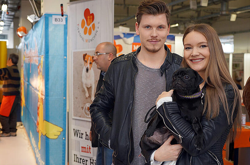 Vinzent (23) und Nina (22) mit Mops Rosi (1) sagen: "Unser Mops Rosi ist super lieb. Wir haben sie aus einem Tierheim. Sie ist ein ganz typischer Mops und absolut treu. Natürlich ist sie einzigartig, denn sie paßt genau so wie sie ist zu uns."