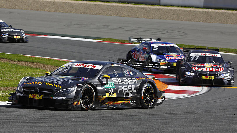 DTM-Rennen in Moskau: Maro Engel (vorne) aus Deutschland vom HWA AG Team im Mercedes-AMG C63 DTM fährt vor Marco Wittmann aus Deutschland vom BMW Team RM im BMW M4 DTM.