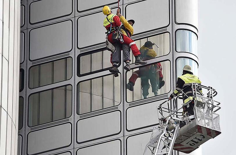 Beide Männer konnten unverletzt auf den Boden gebracht werden.