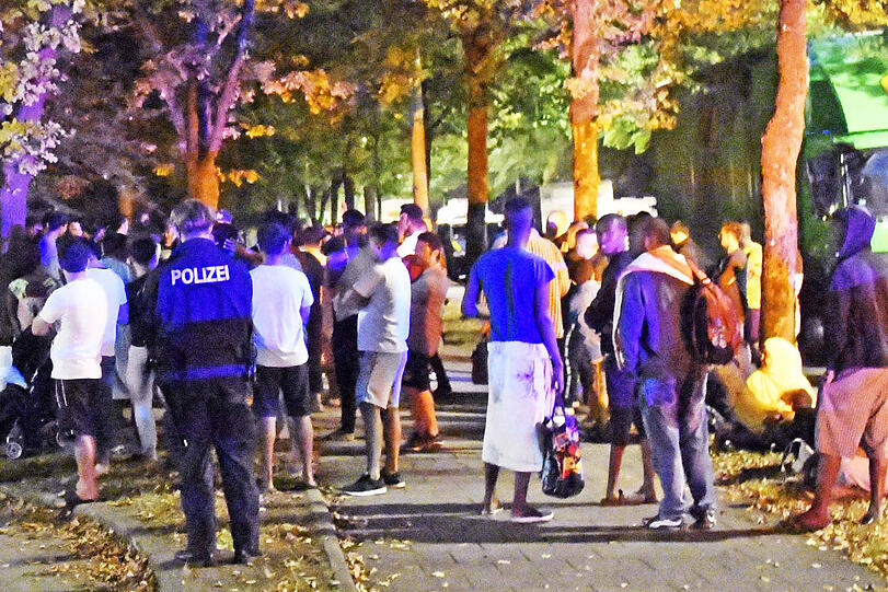 Das Feuer brach im 5. Stock der Unterkunft aus - das Gebäude musste teilweise evakuiert werden. Die Bilder vom Feuerwehreinsatz.