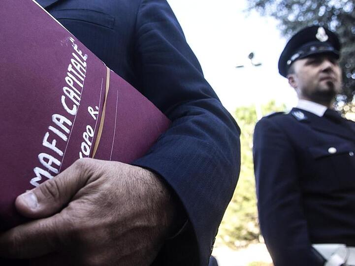 Die Mafia mit ihren Milliarden-Einnahmen aus Drogenhandel, Müll- und Waffendeals steht bereit, um große Summen in die schwächelnde Wirtschaft zu pumpen.