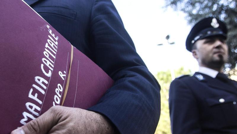 Die Mafia mit ihren Milliarden-Einnahmen aus Drogenhandel, Müll- und Waffendeals steht bereit, um große Summen in die schwächelnde Wirtschaft zu pumpen. Die Mafia mit ihren Milliarden-Einnahmen aus Drogenhandel, Müll- und Waffendeals steht bereit, um große Summen in die schwächelnde Wirtschaft zu pumpen.
