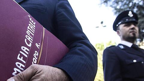 Die Mafia mit ihren Milliarden-Einnahmen aus Drogenhandel, Müll- und Waffendeals steht bereit, um große Summen in die schwächelnde Wirtschaft zu pumpen.