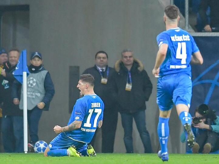 Hoffenheims Steven Zuber (l) feiert sein Treffer zum 2:2-Pausenstand.