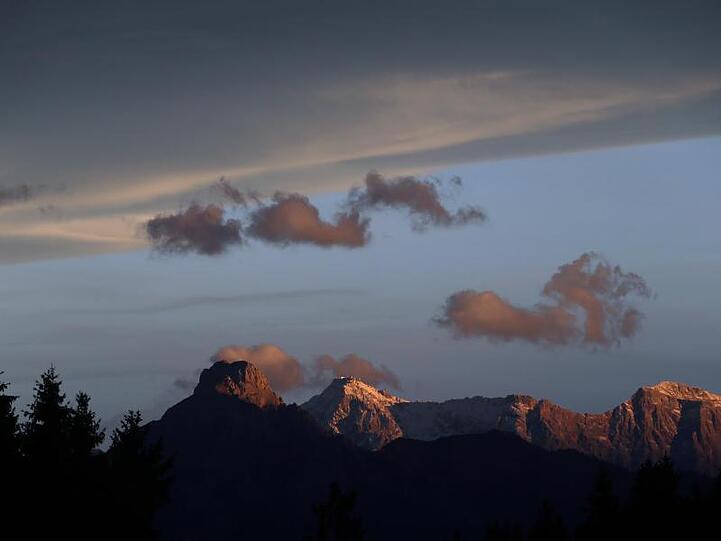 Wanderer können jetzt auf Deutschlands höchstem Berg über WLAN online gehen. Foto: Karl-Josef Hildenbrand/Archiv