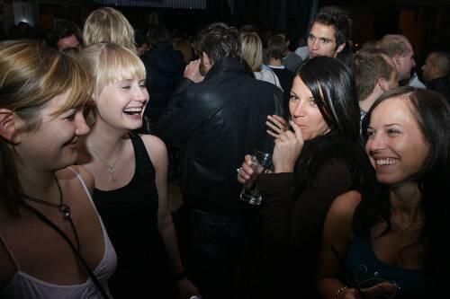 Feiern und flirten &ndash; endlich Mädelsabend!: (v.l.) Regina, Sina, Bianca und Sandra amüsieren sich und genießen die ausgelassene Stimmung.