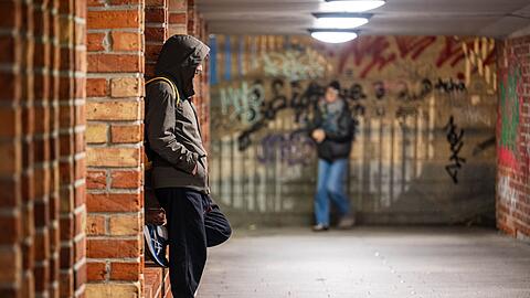 Frauen fühlen sich im öffentlichen Raum häufiger unsicher als Männer.