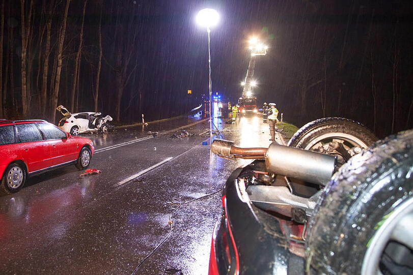 Schlimmer Unfall auf der B2: 3 Tote und ein schwer Verletzter.