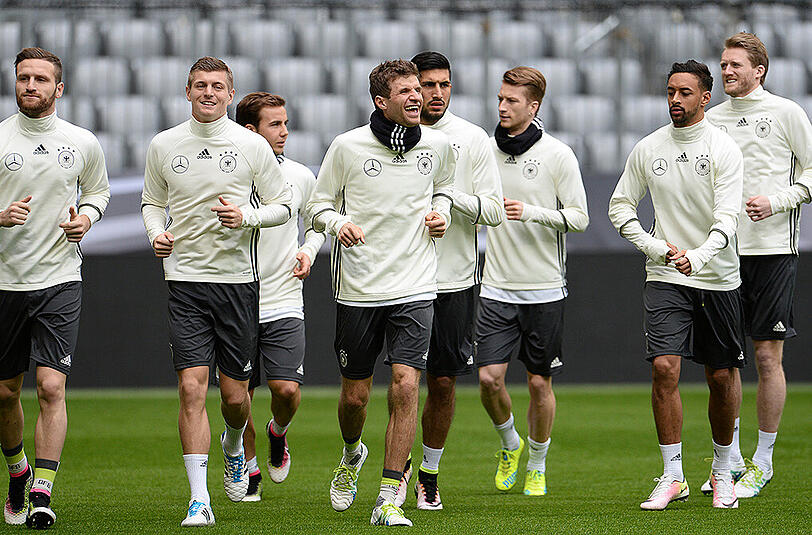 "Es spricht für den Charakter der Mannschaft, dass wir uns so schnell und einvernehmlich auf eine maßvolle, vernünftige Regelung verständigen konnten", sagte Schatzmeister Reinhard Grindel in einer DFB-Mitteilung.