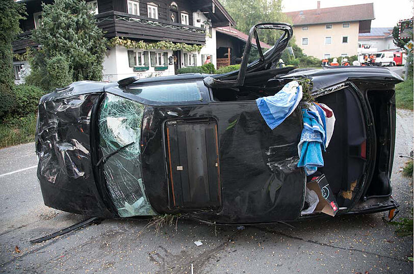 Der Fahrer konnte sich noch selbst aus dem Unfallfahrzeug befreien.