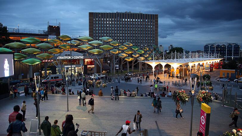 Notfalleinsatz vor dem Stratford Centre in London. Foto: PA Wire
