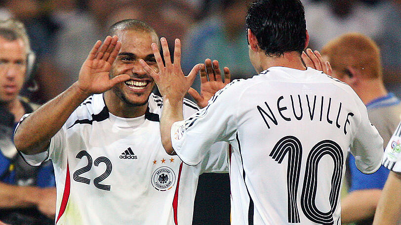 Der größte Moment: David Odonkor (l.) bediente bei der WM 2006 Oliver Neuville zum Siegtreffer gegen Polen.