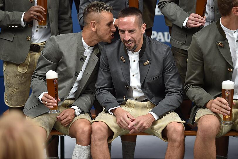 Franck Ribery (r.) und Rafinha sitzen in Lederhosen bei einem Fototermin in einer Brauerei. Aus religiösen Gründen trinkt der Franzose keinen Alkohol.