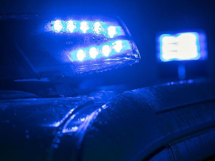Blaulichter leuchten auf einem Streifenwagen der Polizei. Foto: Jens Büttner/dpa-Zentralbild/ZB/Symbolbild