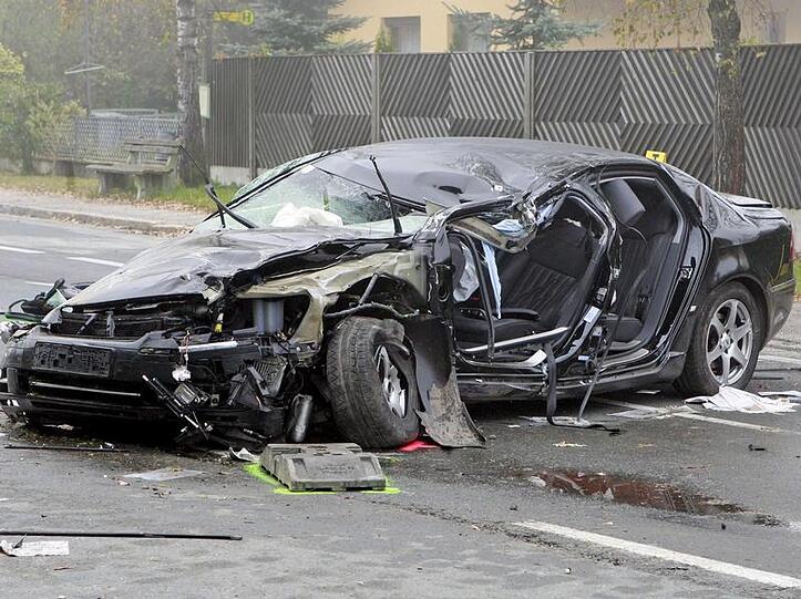 Nur noch ein Wrack: der Dienstwagen von Jörg haider nach dem Unfall