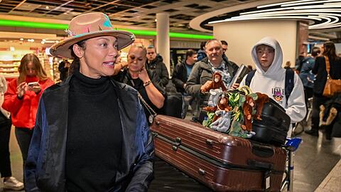 Lilly Becker und Sohn Amadeus (r.) am Flughafen in Frankfurt.
