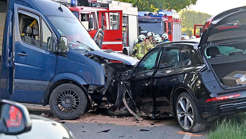 Der VW-Fahrer geriet vor dem Mittlere-Isar-Kanal "aus bislang ungeklärten Gründen" in den Gegenverkehr. Der VW-Fahrer geriet vor dem Mittlere-Isar-Kanal "aus bislang ungeklärten Gründen" in den Gegenverkehr.