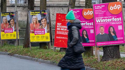 Vielerorts sind die Straßen schon mit Wahlplakaten gesäumt - auch wenn die Kommunalwahl erst am 8. März 2026 stattfindet.