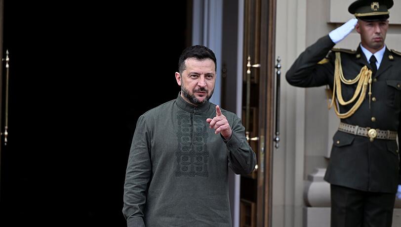 Der ukrainische Pr&auml;sident Wolodymyr Selenskyj hat zum 35. Jahrestag der Unabh&auml;ngigkeit des Landes weiteren Widerstand gegen Russlands Angriffskrieg angek&uuml;ndigt.