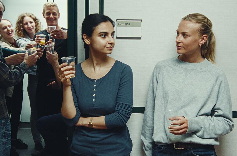 Isra Al-Husseini (Bayan Layla, links) und Katja Seibert (Jeanne Goursaud) vom LKA in NRW feiern mit dem Team einen Ermittlungserfolg. Isra Al-Husseini (Bayan Layla, links) und Katja Seibert (Jeanne Goursaud) vom LKA in NRW feiern mit dem Team einen Ermittlungserfolg.