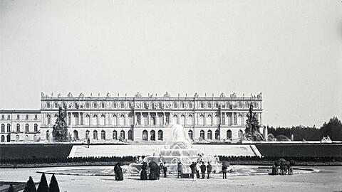 Schon kurz nach dem Tod von Ludwig II öffnete die Staatsregierung die Schlösser für die Öffentlichkeit. Das Bild zeigt Herrenchiemsee, wie es der Franzose Hugues Krafft fotografierte und stammt aus dem Band, der im Schnell & Steiner Verlag erschienen ist. Der Nordflügel (li.) stand einst noch, wurde später aber abgerissen.
