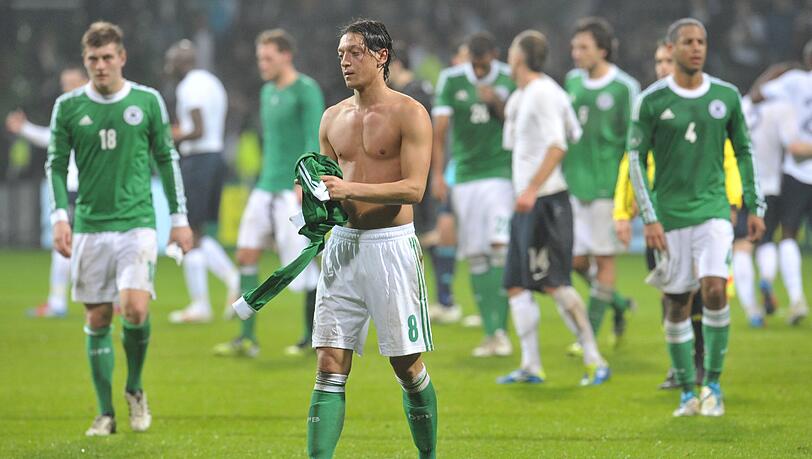MESUT ÖZIL: NOTE 3. Brachte Glanz in die DFB-Aktionen. Der Nationalspieler des Jahres 2011 mit den durchdachtesten Aktionen, verzog knapp (45.). MESUT ÖZIL: NOTE 3. Brachte Glanz in die DFB-Aktionen. Der Nationalspieler des Jahres 2011 mit den durchdachtesten Aktionen, verzog knapp (45.).
