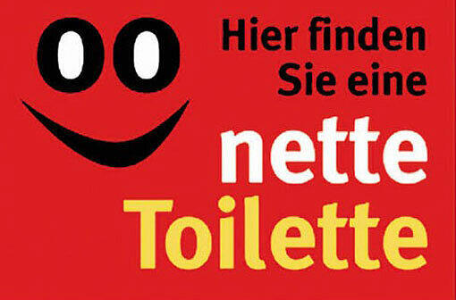 Mit diesem Schild zeigen Wirte in anderen Städten an: Nicht nur Gäste, sondern auch Passanten dürfen die Toiletten benutzen.