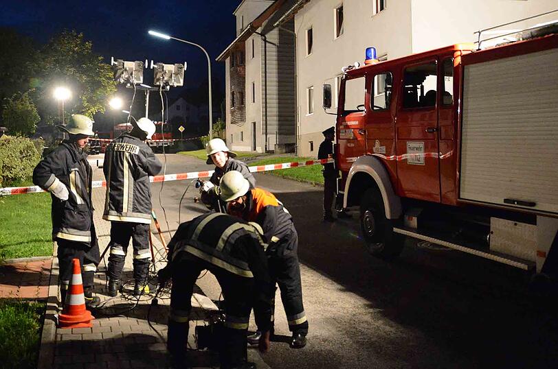 In einem Wohnhaus gegenüber des Veldener Rathauses sind am Montagabend mehrere Schüsse gefallen. Die Einsatzkräfte sichern den Tatort.
