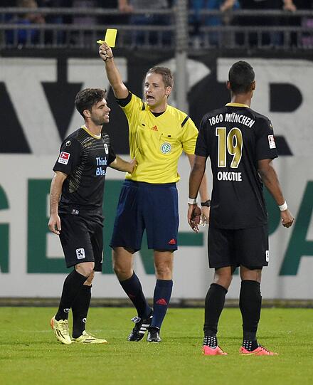 Der Ball ging zwar ins Tor, doch Rodri bekam für sein Foul dennoch die gelbe Karte.
