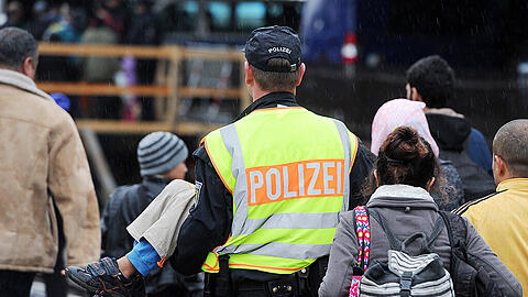 Die Bundespolizei am Passauer Bahnhof arbeitet im Akkord, um den Flüchtlingsstrom zu bewältigen.