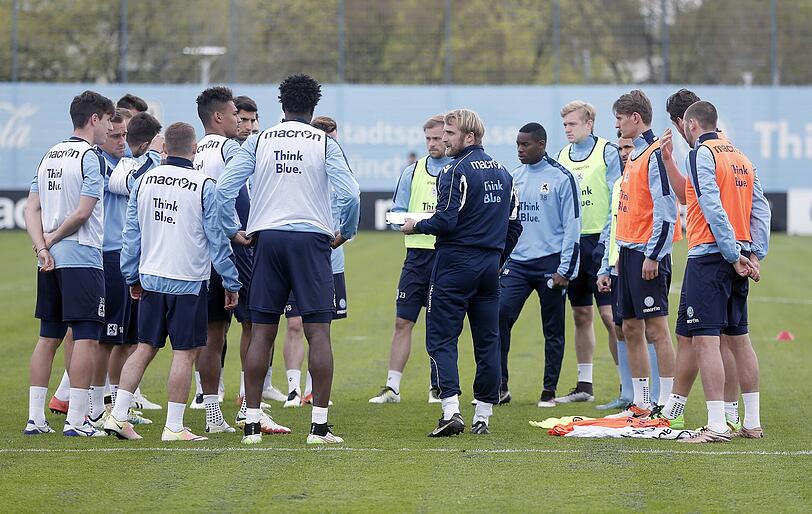 Er packte sofort mit an: Daniel Bierofka soll als Nachfolger von Benno Möhlmann den abstiegsgefährdeten TSV 1860 vor dem Abstieg in die Drittklassigkeit bewahren. Die Bilder.