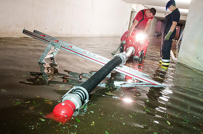 Die Schäden sind enorm, viele Bäume wurden entwurzelt. Menschen wurden bei dem Unwetter nicht verletzt.