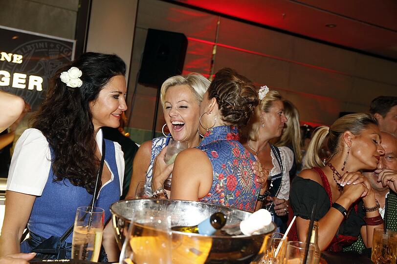 Die Nacht der Tracht: Am Mittwochabend läuteten die Promi-Damen auf der ersten "DressWasen"-Party die Dirndl-Saison ein. Wie feuchtfröhlich gefeiert wurde, sehen Sie nun in unserer Bilderstrecke.